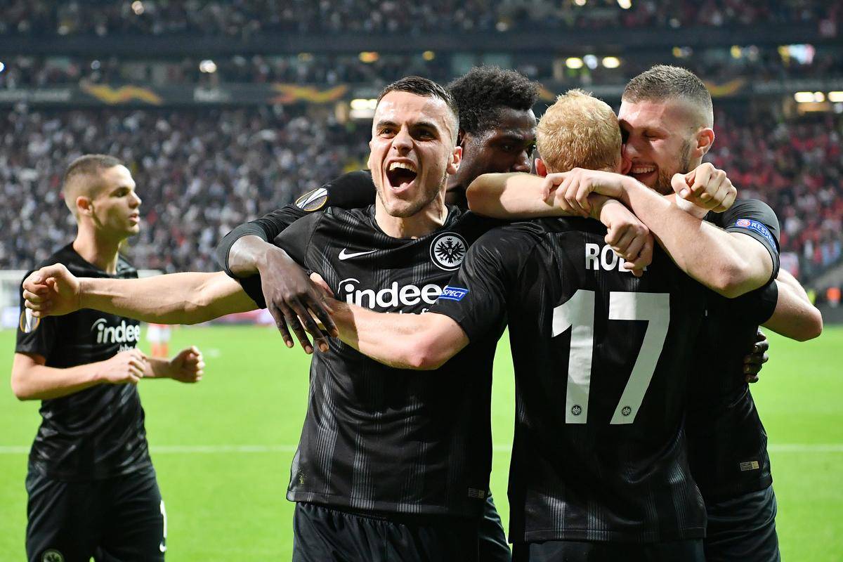 熊猫体育-法兰克福训练开放日,今晨再遭质疑引欢呼,德国杯在即,团队化学反应显著